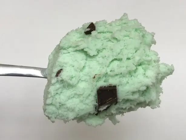 Foto von Mint Chocolate Chip Eiscreme – Der königliche Klassiker – fertig angerichtet