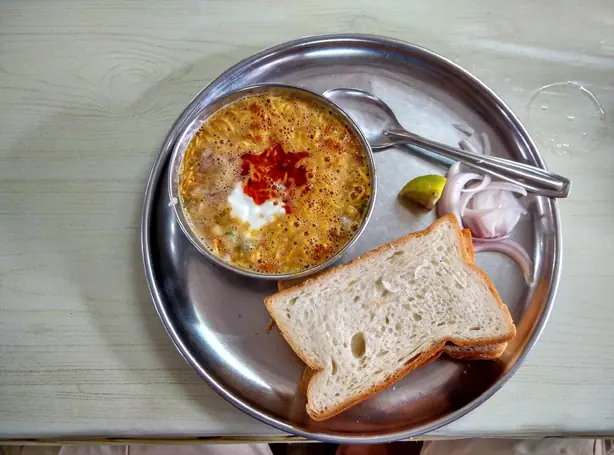 Foto von Misal Pav – Der feurige Streetfood-Klassiker aus Maharashtra – fertig angerichtet