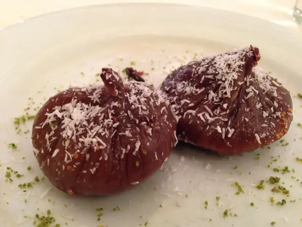 Foto von Mit Walnüssen gefüllte Feigen (Cevizli Kuru İncir Tatlısı) – fertig angerichtet