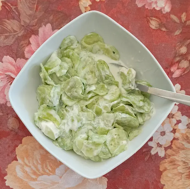 Foto von Mizeria – Der klassische polnische Gurkensalat in Sahne-Dill-Dressing – fertig angerichtet