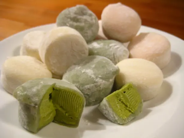 Foto von Mochi-Eis – Japanische Reiskuchen mit cremiger Eisfüllung – fertig angerichtet