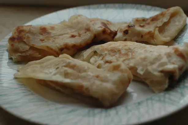 Foto von Mofletta - Der goldgelbe Pfannkuchen des Mimouna-Festes – fertig angerichtet