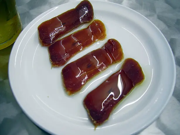 Foto von Mojama - Selbstgemachter spanischer Luftgetrockneter Thunfisch – fertig angerichtet