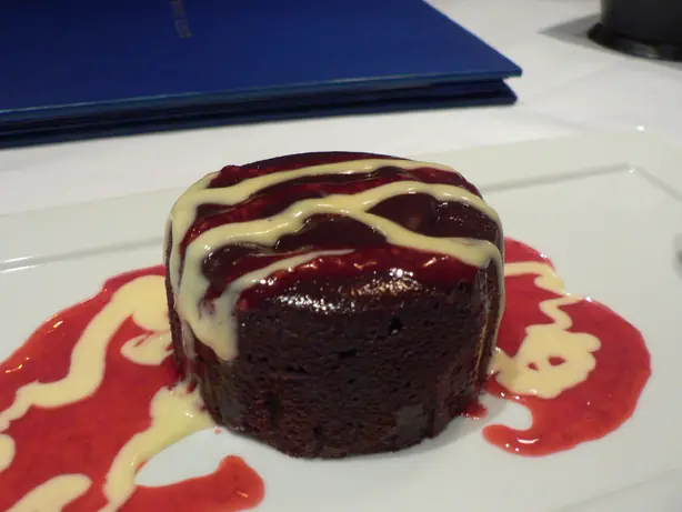 Foto von Molten Chocolate Cake – Der französische Klassiker mit flüssigem Kern – fertig angerichtet