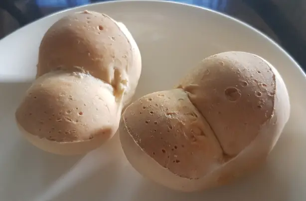 Foto von Monay (Pan de Monja) – Das philippinische Milchbrötchen – fertig angerichtet