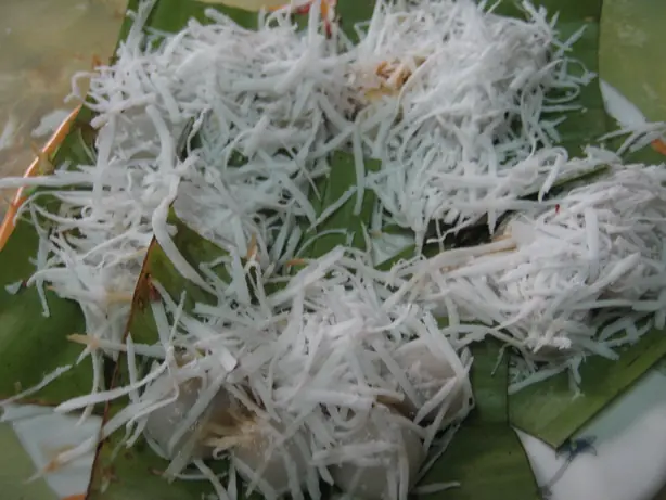 Foto von Mont Lone Yay Baw - Burmesische schwimmende Reisbällchen mit Palmzuckerfüllung – fertig angerichtet