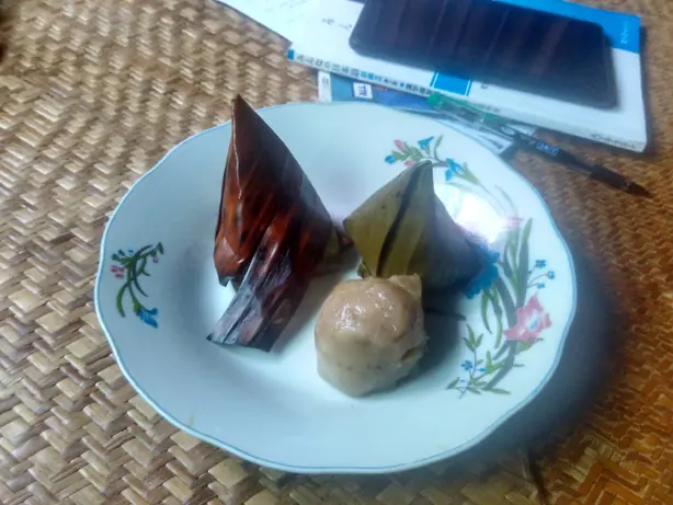 Foto von Mont Phet Htok – Burmesische Kokos-Reiskuchen im Bananenblatt – fertig angerichtet