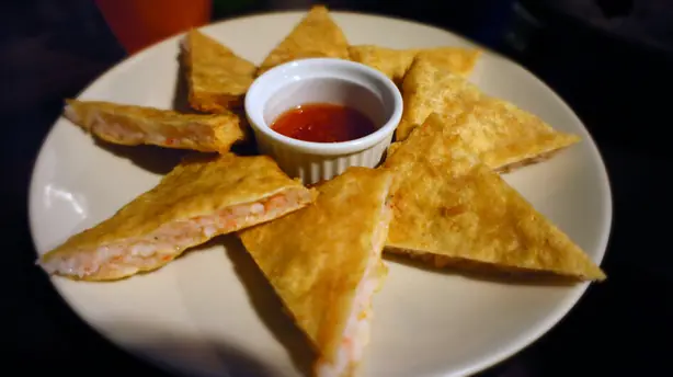 Foto von Moon Shrimp Cake – Knusprige taiwanesische Garnelen-Pfannkuchen – fertig angerichtet