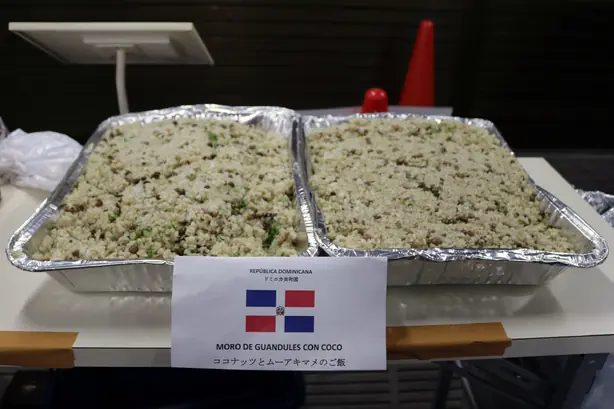 Foto von Moro de Guandules con Coco – Dominikanischer Reis mit Straucherbsen & Kokosmilch – fertig angerichtet