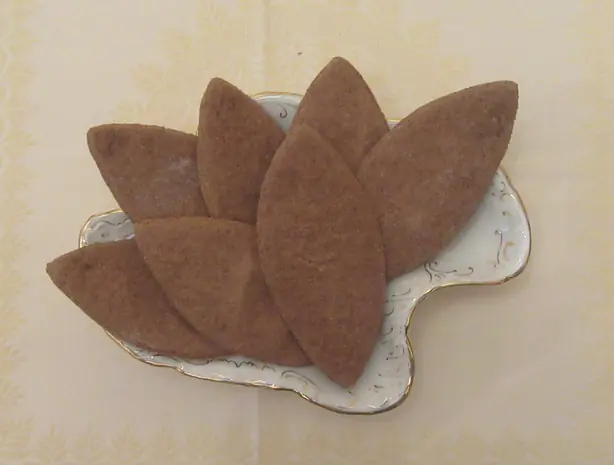 Foto von Mostaccino - Der würzige Traditionskeks aus Crema – fertig angerichtet