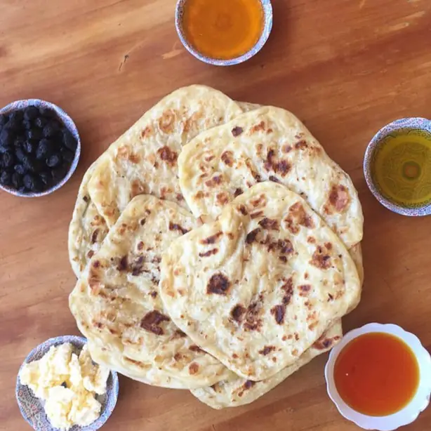 Foto von Msemen - Goldbraune marokkanische Blätterteig-Pfannkuchen – fertig angerichtet