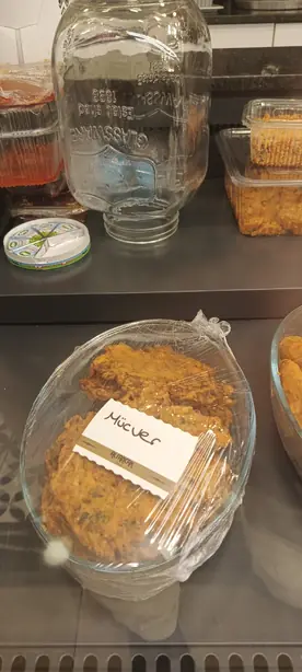 Foto von Mücver - Knusprige türkische Zucchini-Puffer mit Feta & Kräutern – fertig angerichtet