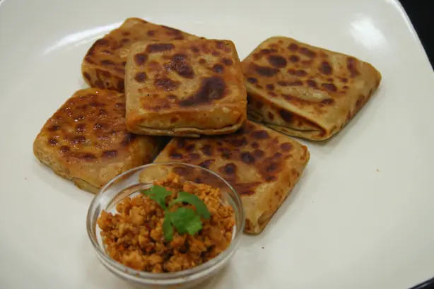 Foto von Mughlai Paratha – Das knusprige Streetfood-Original aus Bengalen – fertig angerichtet