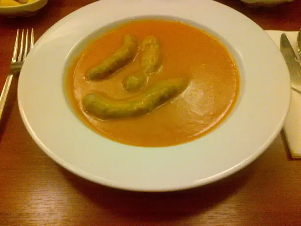 Foto von Mumbar Dolması (Gefüllte Därme) – fertig angerichtet