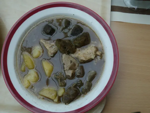 Foto von Mykyrokka (Finnische Fleischsuppe mit Blutklößchen) – fertig angerichtet