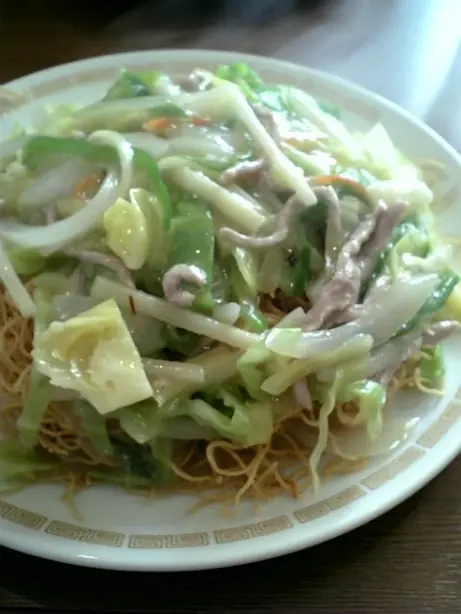 Foto von Nagasaki Sara Udon (Knusprige Nudeln mit Meeresfrüchte-Gemüse-Sauce) – fertig angerichtet