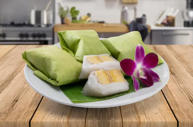 Foto von Nagasari – Indonesischer Bananen-Reiskuchen im Bananenblatt – fertig angerichtet