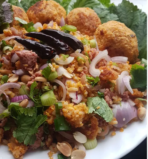 Foto von Nam Khao - Laotischer Knusperreis-Salat mit fermentierter Wurst – fertig angerichtet