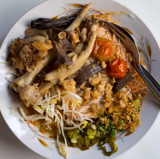 Foto von Nam Ngiao - Nordthailändische Nudelsuppe mit würzigen Schweinerippchen und Dok-Ngiew-Blüten – fertig angerichtet
