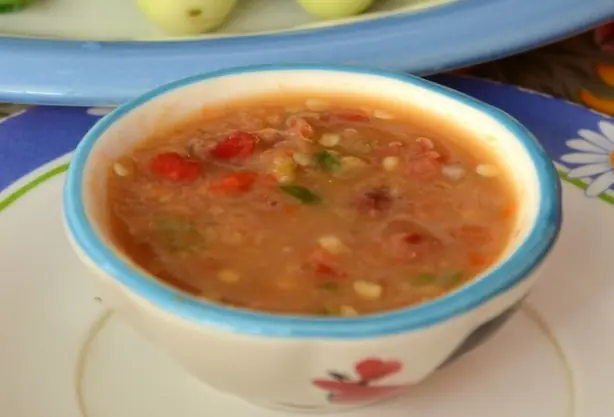 Foto von Nam Phrik Kapi – Der klassische Thai-Chili-Dip mit Garnelenpaste – fertig angerichtet