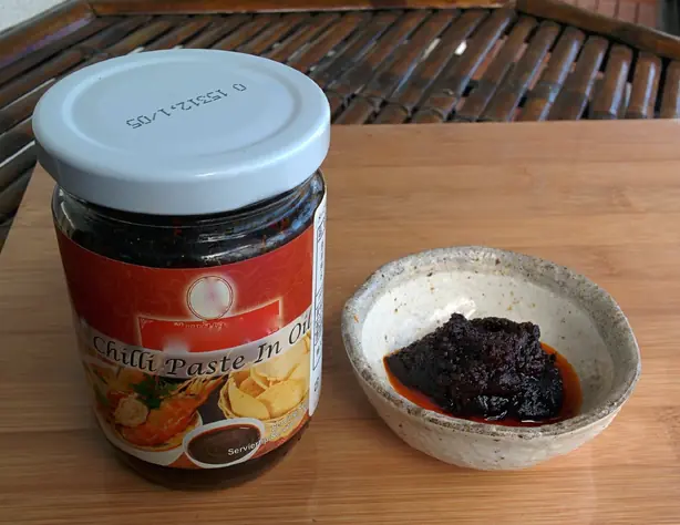 Foto von Nam Phrik Phao – Authentische Thailändische Chili-Marmelade – fertig angerichtet