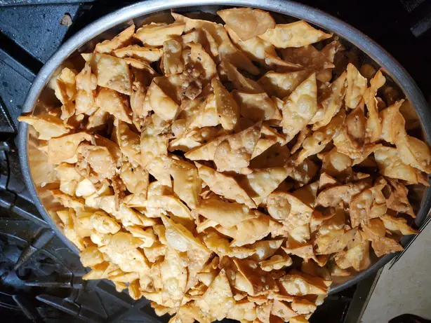 Foto von Namak Para - Knusprige indische Cracker mit Ajwain & Kreuzkümmel – fertig angerichtet