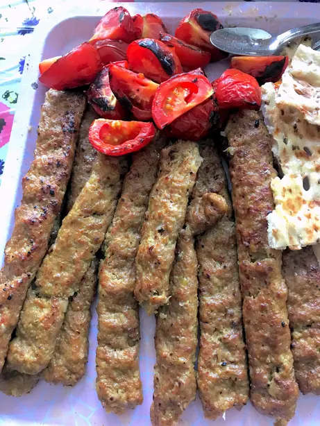 Foto von Nan-o Kabab (Kabab Koobideh mit Brot) - Der persische Grill-Klassiker – fertig angerichtet