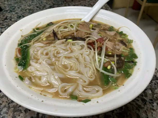 Foto von Nanning Laoyou Reisnudeln (Old Friend Noodles) – Das säuerlich-scharfe Original – fertig angerichtet
