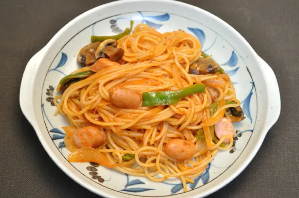 Foto von Naporitan - Der japanische Spaghetti-Kultklassiker mit Ketchup – fertig angerichtet
