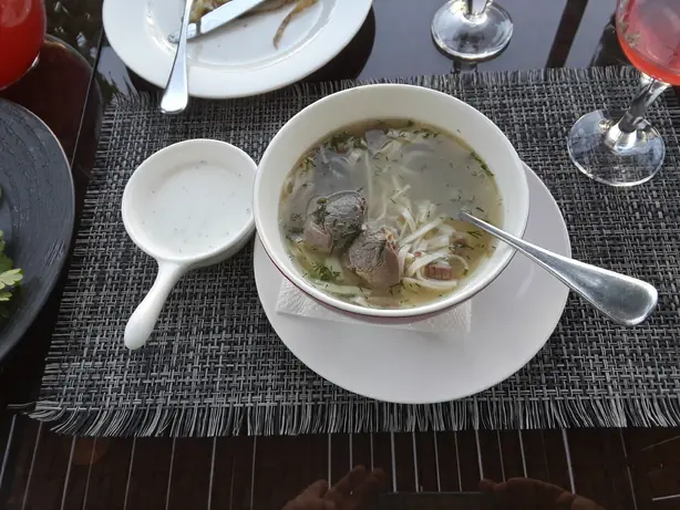 Foto von Naryn (Norin) - Usbekische Nudelspezialität mit zartem Fleisch – fertig angerichtet