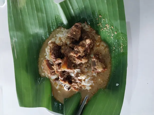 Foto von Nasi Gandul – Javanischer Rindfleisch-Eintopf auf Bananenblatt – fertig angerichtet