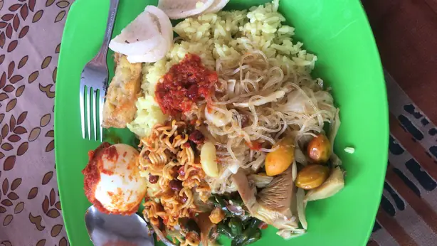 Foto von Nasi Gurih - Aromatischer Kokosreis aus Aceh – fertig angerichtet