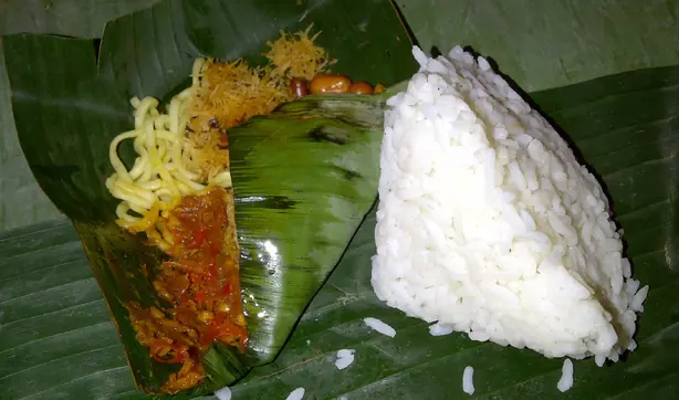 Foto von Nasi Jinggo – Balinesischer Streetfood-Klassiker im Bananenblatt – fertig angerichtet