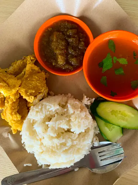 Foto von Nasi Katok – Der Kult-Klassiker aus Brunei mit knusprigem Hähnchen & Sambal – fertig angerichtet