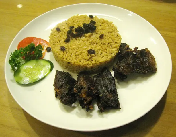 Foto von Nasi Kebuli – Indonesischer Gewürzreis mit Lamm und Ghee – fertig angerichtet