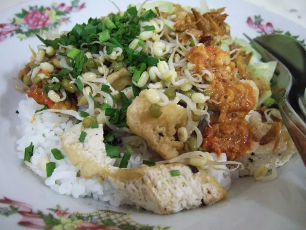 Foto von Nasi Lengko - Der indonesische Streetfood-Klassiker mit Erdnusssoße – fertig angerichtet