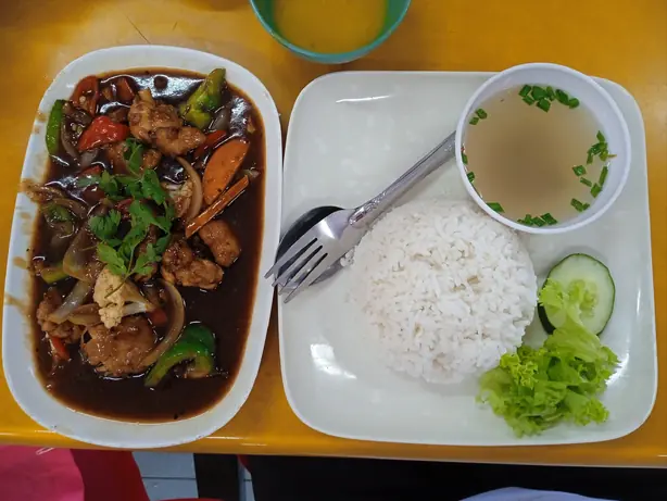 Foto von Nasi Paprik - Würziger thailändisch-malaysischer Reis-Klassiker – fertig angerichtet