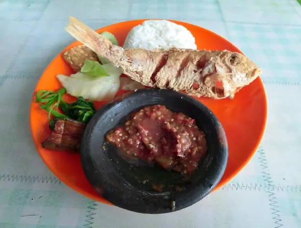 Foto von Nasi Tempong – Der feurige Reisklassiker aus Banyuwangi – fertig angerichtet