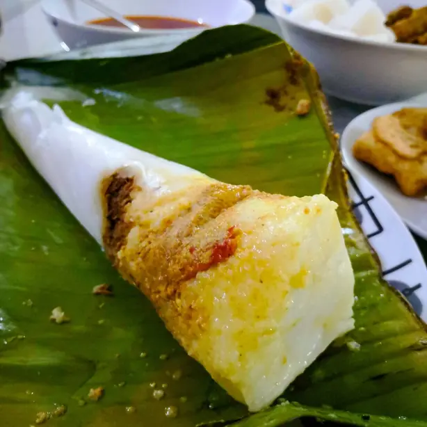 Foto von Nasi Tumpang - Der geschichtete Reis-Kegel aus Kelantan – fertig angerichtet