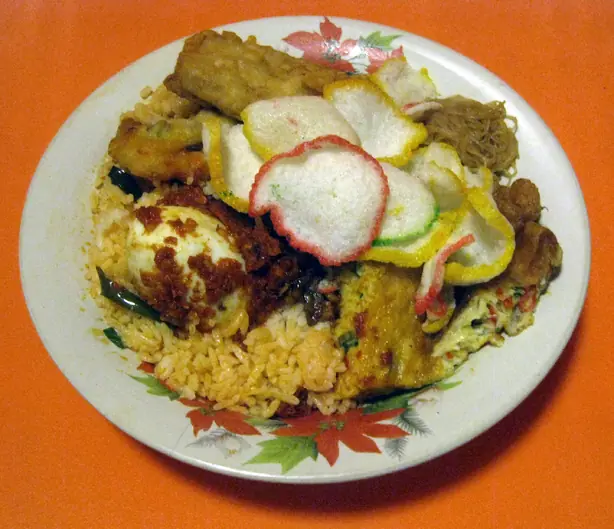 Foto von Nasi Uduk - Aromatischer indonesischer Kokosreis nach Betawi-Art – fertig angerichtet