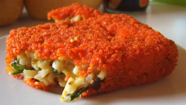 Foto von Nasischijf - Der knusprige niederländische Nasi-Snack – fertig angerichtet