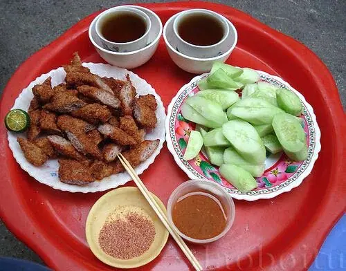 Foto von Nem Chua Rán - Knusprig frittierte vietnamesische Schweinerollen – fertig angerichtet