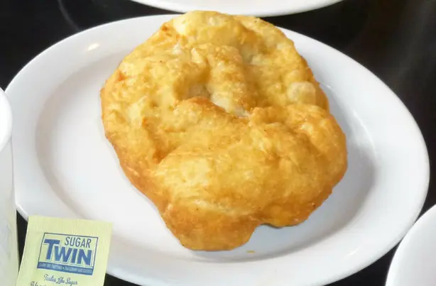 Foto von Neufundländische Toutons (Frittiertes Brotteig-Gebäck) – fertig angerichtet