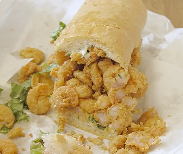 Foto von New Orleans Fried Shrimp Po' Boy – fertig angerichtet