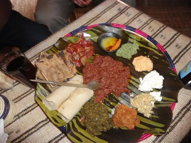 Foto von Niter Kibbeh - Die goldene Seele der äthiopischen Küche – fertig angerichtet