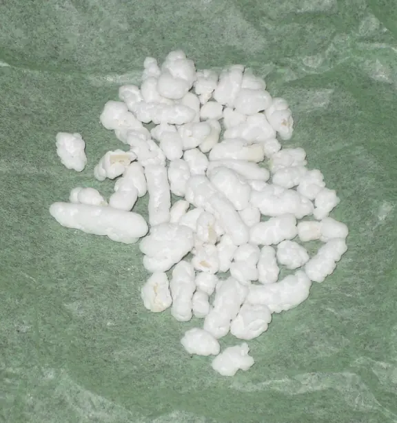 Foto von Noghl – Persisches Mandelkonfekt mit Rosenwasser – fertig angerichtet