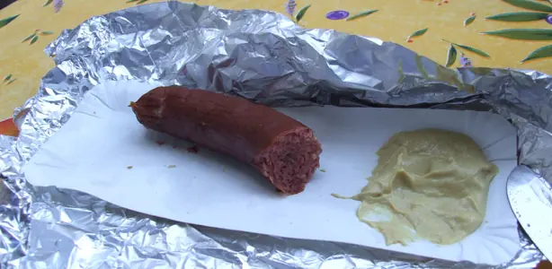 Foto von Norddeutsche Kohlwurst im Grünkohlbett – fertig angerichtet