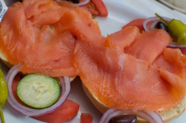 Foto von Nova Scotia Lachs (Nova Lox) – Mild kaltgeräucherter Klassiker – fertig angerichtet