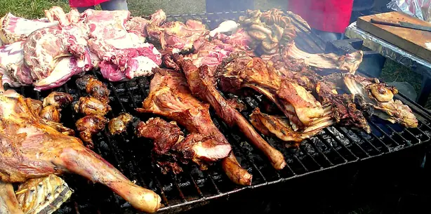 Foto von Nyama Choma - Traditionelles ostafrikanisches Grillfleisch – fertig angerichtet