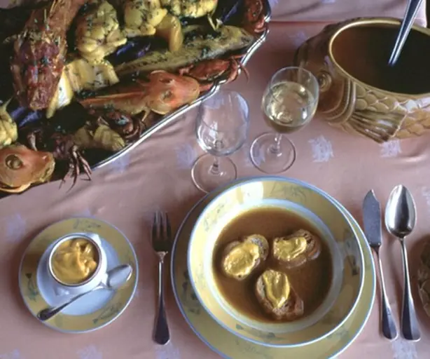 Foto von Original Bouillabaisse aus Marseille - Der König der Fischsuppen – fertig angerichtet